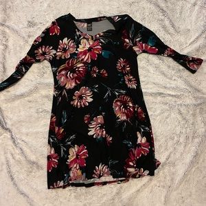 ✨3/$15✨ V-neck floral tunic buttery soft